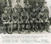 Llun o 10 aelod o'r No.7 Company Transport Group yn y Beaufort Arms, 1917. Roeddent i gyd yn yrwyr (Dr).
